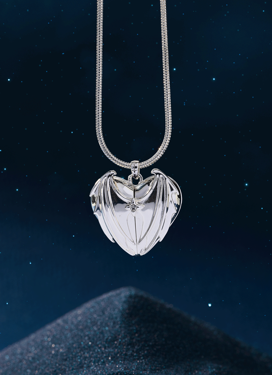 A Court of Thorns and Roses Velaris Heart Locket Necklace: Silver