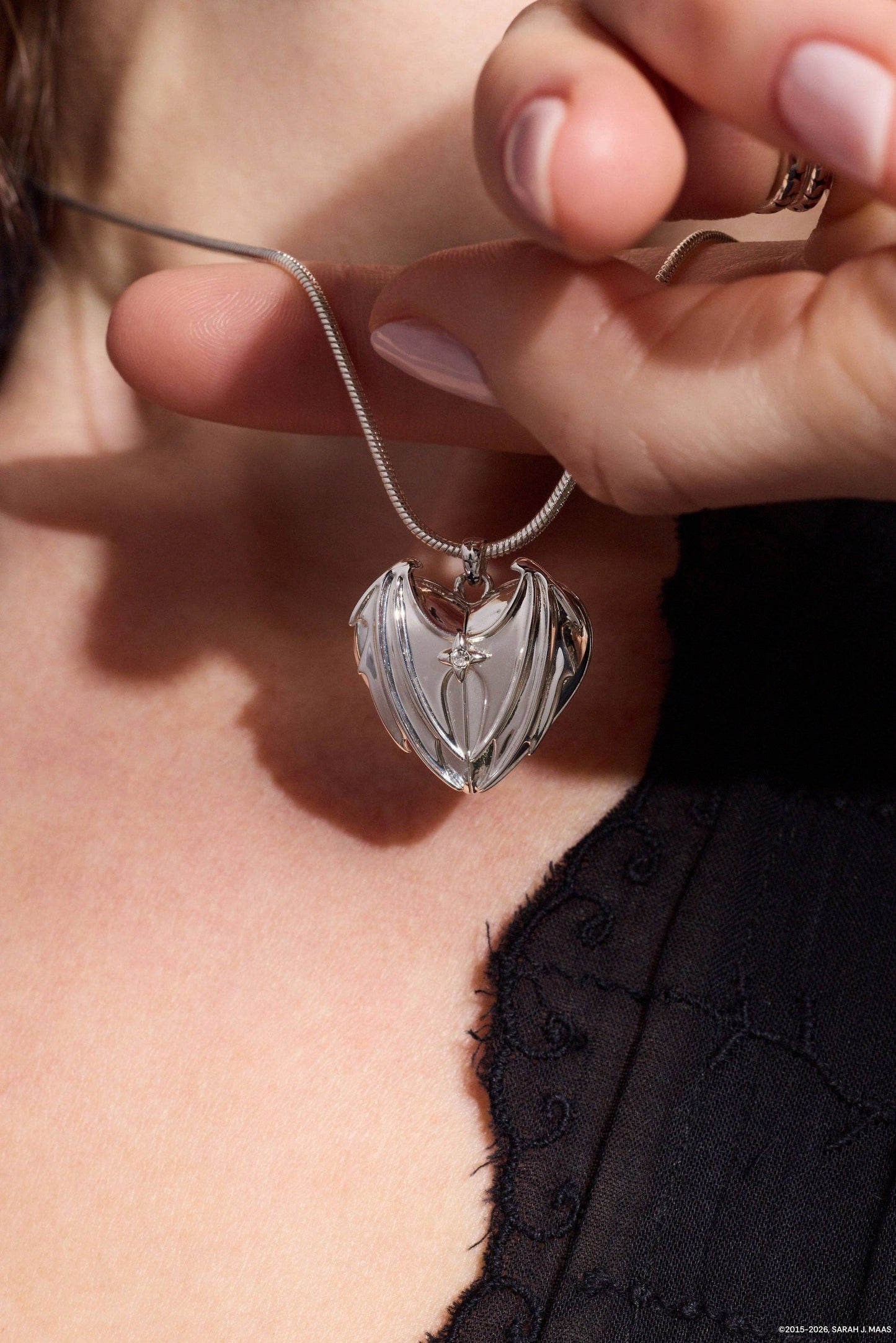 A Court of Thorns and Roses Velaris Heart Locket Necklace: Silver